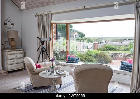 Teleskop im Bildfenster mit Blick auf die Küste von Blakeney, Norfolk, Großbritannien Stockfoto