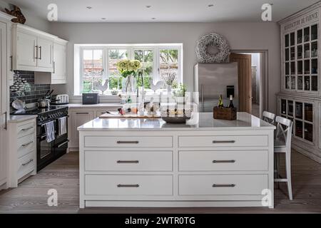 Kiste Wein in luxuriöser, moderner weißer Küche des britischen Hauses in Blakeney, Norfolk, Großbritannien Stockfoto