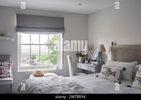 Modernes Schlafzimmer mit Blick auf Blakeney, Norfolk, Großbritannien Stockfoto
