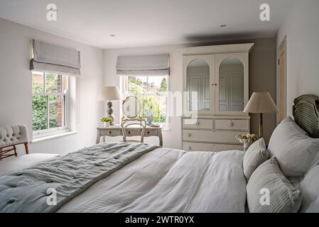 Spiegelgarderobe im luftigen Schlafzimmer des britischen Hauses in Blakeney, Norfolk, Großbritannien Stockfoto