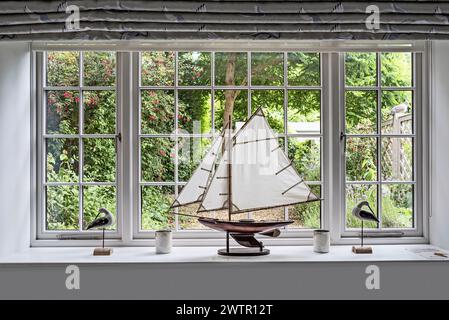 Vintage-Segelboot auf Fensterbank in einem britischen Haus in Blakeney, Norfolk, Großbritannien Stockfoto