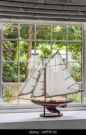 Vintage-Segelboot auf Fensterbank in einem britischen Haus in Blakeney, Norfolk, Großbritannien Stockfoto