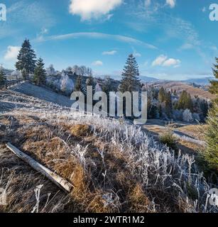 Der Winter kommt. Letzte Herbsttage, Morgen in der Berglandschaft friedliche malerische heimatte Szene. Ukraine, Karpaten. Stockfoto