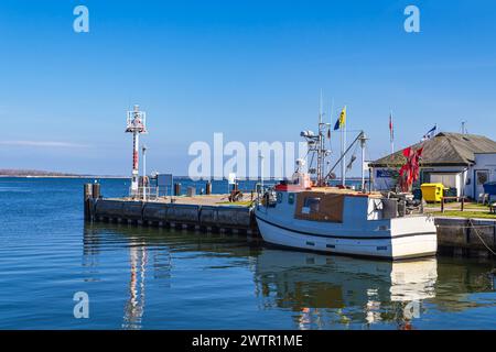 Fischerboot Im Hafen Von Vitte Auf Der Insel Hiddensee. Stockfoto