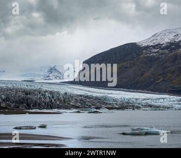 Skaftafellsjokull-Gletscher, Island. Gletscherzunge gleitet von der Vatnajokull-Eiskappe oder dem Vatna-Gletscher in der Nähe des subglazialen Esjufjoll-Vulkans. gletschersee Stockfoto