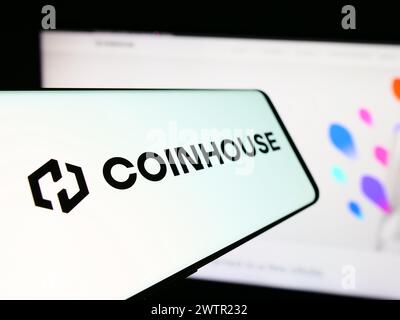 Smartphone mit Logo der französischen Krypto-Investmentgesellschaft Coinhouse SAS vor der Business-Website. Fokus auf der linken Seite des Telefondisplays. Stockfoto