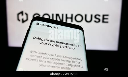 Mobiltelefon mit Website der französischen Krypto-Investmentgesellschaft Coinhouse SAS vor dem Geschäftslogo. Fokussieren Sie sich oben links auf der Telefonanzeige. Stockfoto