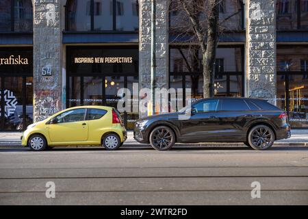 Parken in der Stadt. Grosse PKW SUV soll in einigen Orten Westeuropas hoehere Parkgebuehren bezahlen. 19.02.2024, Berlin, DE - ein SUV parkt vor einem kleinen Auto., Berlin Berlin Deutschland, DEU Parken in der Stadt *** Parken in der Stadt große SUV-Autos zahlen höhere Parkgebühren in einigen westeuropäischen Städten 19 02 2024, Berlin, GER an SUV parkt vor einem kleinen Auto, Berlin Berlin Deutschland, DEU Parkplatz in der Stadt Stockfoto