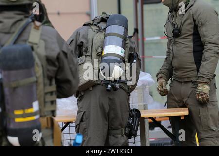 Angehörige des Spezialeinsatzkommandos der bayerischen Polizei SEK begeben sich in Schutzkleidung zu einer von der Feuerwehr eingerichteten Station zur Dekontaminierung von Personen, sog. CBRN-Dekontamination. Länderübergreifende Großübung der Spezialeinheiten Terrorismusbekämpfung CTE 2024. Sulzbach-Rosenberg Bayern Deutschland *** Mitglieder des Sondereinsatzkommandos der Bayerischen Polizei SEK in Schutzkleidung gehen zu einer von der Feuerwehr eingerichteten Station zur Dekontaminierung von Menschen, sog. CBRN-Dekontaminierung größere länderübergreifende Übung der Sondereinheiten Counter Terr Stockfoto