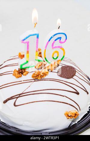 Kuchen: Geburtstagskuchen mit Kerzen zum 16. Geburtstag. Stockfoto