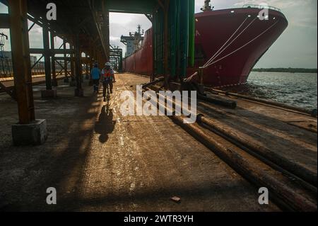 Am 18. März 2024 wurde im indonesischen Hafen (Pelindo) als Mehrzweckterminal in Belawan, Medan City, Nord-Sumatra, Indonesien, gesehen. Der Hafen von Belawan hat dieselbe wichtige Funktion von der Meerenge von Malakka bis zum Indischen Ozean und dem Südchinesischen Meer (Pazifik) beibehalten und ist auch ein Standort, der die Route zwischen West und Ost innerhalb der „Seidenstraße“ verbindet. Empirisch verzeichnete dieses indonesische Hafenunternehmen laut Pelindos Jahresbericht 2021-2022 den Containerfluss im Jahr 2022, 17,22 Millionen TEU (TEU) Stockfoto