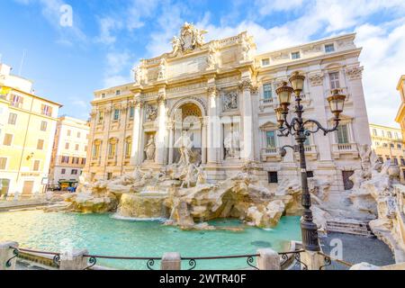 Trevi-Brunnen. Rom - Italien. Spektakulärer Trevi-Brunnen an einem sonnigen Tag. Rom Postkarte. Stockfoto