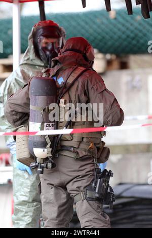 Beamte des Spezialeinsatzkommandos der bayerischen Polizei SEK in Schutzkleidung werden in einer von der Feuerwehr eingerichteten Station zur Dekontaminierung von der Feuerwehr überprüft und nach Sicherung und Ablegung der persönlichen Schutzausrüstung dekontaminiert. Hochkant. Länderübergreifende Großübung der Spezialeinheiten Terrorismusbekämpfung CTE 2024. Sulzbach-Rosenberg Bayern Deutschland *** Beamte der Sondereinsatzeinheit SEK der bayerischen Polizei in Schutzkleidung werden von der Feuerwehr in einer von der Feuerwehr eingerichteten Dekontaminationsstation und Dekontaminierung überprüft Stockfoto