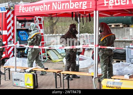Beamte des Spezialeinsatzkommandos der bayerischen Polizei SEK in Schutzkleidung werden in einer von der Feuerwehr eingerichteten Station zur Dekontaminierung von der Feuerwehr überprüft und nach Sicherung und Ablegung der persönlichen Schutzausrüstung dekontaminiert. Länderübergreifende Großübung der Spezialeinheiten Terrorismusbekämpfung CTE 2024. Sulzbach-Rosenberg Bayern Deutschland *** Offiziere der Sondereinsatzgruppe der bayerischen Polizei SEK in Schutzkleidung werden von der Feuerwehr in einer von der Feuerwehr eingerichteten Dekontaminationsstation überprüft und nach der Sicherheitskontrolle dekontaminiert Stockfoto