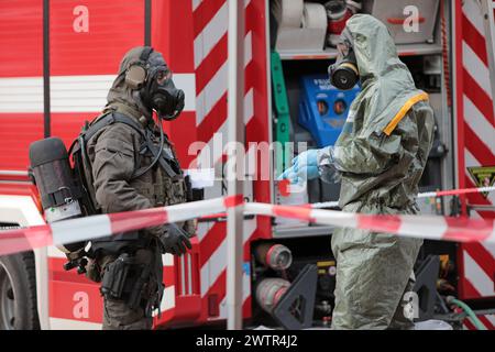 Beamte des Spezialeinsatzkommandos der bayerischen Polizei SEK in Schutzkleidung werden in einer von der Feuerwehr eingerichteten Station zur Dekontaminierung von der Feuerwehr überprüft und nach Sicherung und Ablegung der persönlichen Schutzausrüstung dekontaminiert. Länderübergreifende Großübung der Spezialeinheiten Terrorismusbekämpfung CTE 2024. Sulzbach-Rosenberg Bayern Deutschland *** Offiziere der Sondereinsatzgruppe der bayerischen Polizei SEK in Schutzkleidung werden von der Feuerwehr in einer von der Feuerwehr eingerichteten Dekontaminationsstation überprüft und nach der Sicherheitskontrolle dekontaminiert Stockfoto