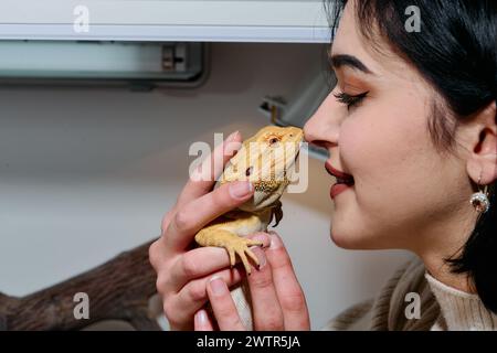 Schöne Frau, Die Bärtige Drachen-Haustiere Küsst Stockfoto