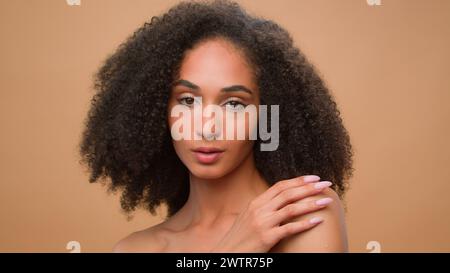 Porträt afroamerikanisches Mädchen ethnische Frau Modell Schönheit Kosmetik Make-up Kosmetik Kosmetik Hautpflege beige Ad Hintergrund Werbung Verwöhnen weich Stockfoto