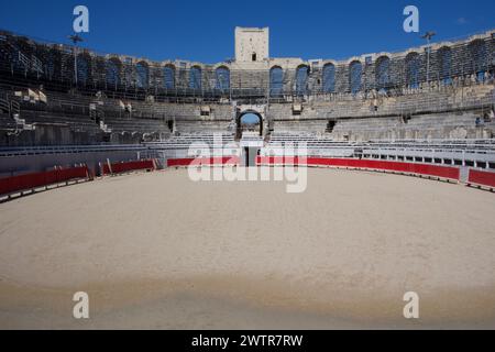 Die Arena des Arles Amphitheaters - Arènes d'Arles - ein römisches Amphitheater in Arles Frankreich Stockfoto