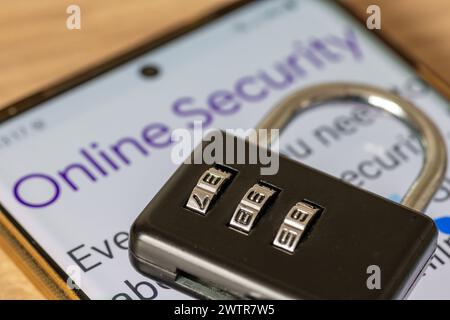 Ein kombiniertes Vorhängeschloss auf einem Smartphone mit den Worten Online-Sicherheit. Ein Online-Sicherheitskonzept. Stockfoto