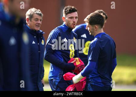 John Carver (links) und Andrew Robertson während eines Trainings in Lesser Hampden (Glasgow). Bilddatum: Dienstag, 19. März 2024. Stockfoto