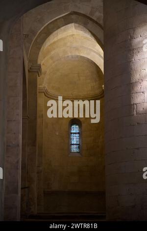 Die mittelalterliche Kirche Saint Honoratus in Les Alyscamps, Arles, Frankreich Stockfoto