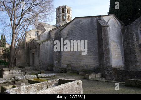 Die mittelalterliche Kirche Saint Honoratus in Les Alyscamps, Arles, Frankreich Stockfoto