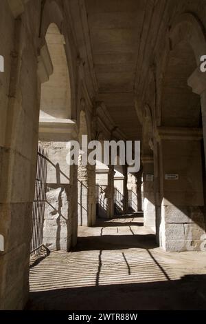 Die inneren Arkaden des Arles Amphitheater - Arènes d'Arles - ein römisches Amphitheater in Arles Frankreich Stockfoto