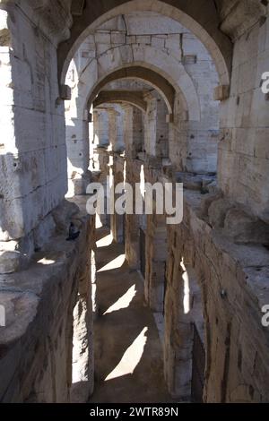 Die inneren Arkaden des Arles Amphitheater - Arènes d'Arles - ein römisches Amphitheater in Arles Frankreich Stockfoto