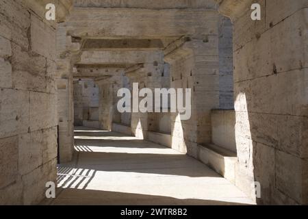 Die inneren Arkaden des Arles Amphitheater - Arènes d'Arles - ein römisches Amphitheater in Arles Frankreich Stockfoto