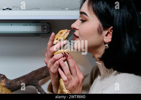 Schöne Frau, Die Bärtige Drachen-Haustiere Küsst Stockfoto