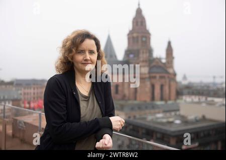 Mainz, Deutschland. März 2024. Julia Schoch, Schriftstellerin aus Potsdam, wird als nächste Mainzer Stadtschriftstellerin 2024 am Mainzer Staatstheater präsentiert. Der Mainzer Schriftstellerpreis für Literatur wird seit 1985 jährlich vom ZDF, 3sat und der Landeshauptstadt Mainz verliehen. Quelle: Helmut Fricke/dpa/Alamy Live News Stockfoto