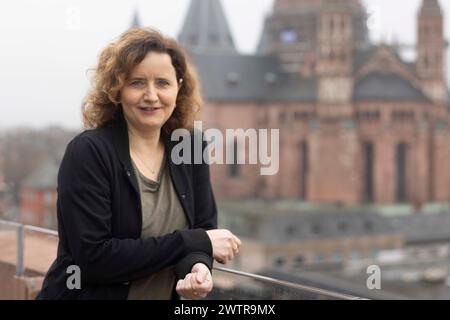 Mainz, Deutschland. März 2024. Julia Schoch, Schriftstellerin aus Potsdam, wird als nächste Mainzer Stadtschriftstellerin 2024 am Mainzer Staatstheater präsentiert. Der Mainzer Schriftstellerpreis für Literatur wird seit 1985 jährlich vom ZDF, 3sat und der Landeshauptstadt Mainz verliehen. Quelle: Helmut Fricke/dpa/Alamy Live News Stockfoto