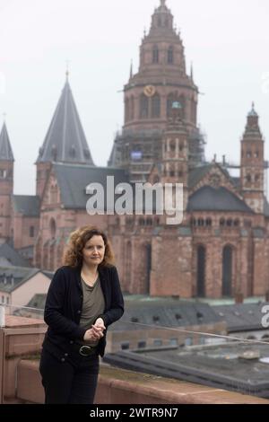 Mainz, Deutschland. März 2024. Julia Schoch, Schriftstellerin aus Potsdam, wird als nächste Mainzer Stadtschriftstellerin 2024 am Mainzer Staatstheater präsentiert. Der Mainzer Schriftstellerpreis für Literatur wird seit 1985 jährlich vom ZDF, 3sat und der Landeshauptstadt Mainz verliehen. Quelle: Helmut Fricke/dpa/Alamy Live News Stockfoto