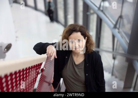 Mainz, Deutschland. März 2024. Julia Schoch, Schriftstellerin aus Potsdam, wird als nächste Mainzer Stadtschriftstellerin 2024 am Mainzer Staatstheater präsentiert. Der Mainzer Schriftstellerpreis für Literatur wird seit 1985 jährlich vom ZDF, 3sat und der Landeshauptstadt Mainz verliehen. Quelle: Helmut Fricke/dpa/Alamy Live News Stockfoto