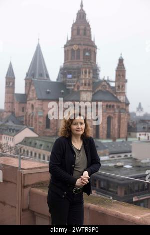 Mainz, Deutschland. März 2024. Julia Schoch, Schriftstellerin aus Potsdam, wird als nächste Mainzer Stadtschriftstellerin 2024 am Mainzer Staatstheater präsentiert. Der Mainzer Schriftstellerpreis für Literatur wird seit 1985 jährlich vom ZDF, 3sat und der Landeshauptstadt Mainz verliehen. Quelle: Helmut Fricke/dpa/Alamy Live News Stockfoto