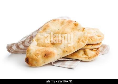 Frisch gebackenes Naan-Brot auf weißem Hintergrund. Stockfoto