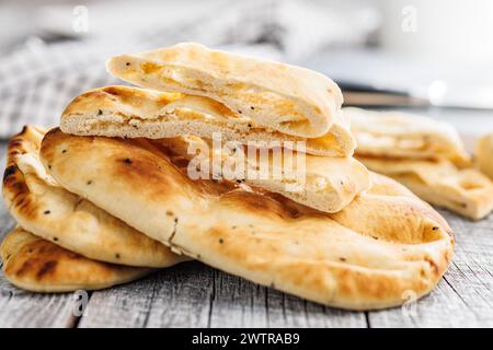 Frisch gebackenes Naan-Brot auf einem Holztisch Stockfoto
