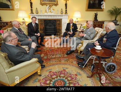 König Karl III. (2. Rechts), zusammen mit dem Meister des Königshaushalts, Vizeadmiral Sir Tony Johnstone-Burt (3. Links) während einer Audienz mit Veterans of the Korean war (von links nach rechts) Alan Guy, Mike Mogridge, Brian Parritt und Ron Yardley im Buckingham Palace, London. Bilddatum: Dienstag, 19. März 2024. Stockfoto