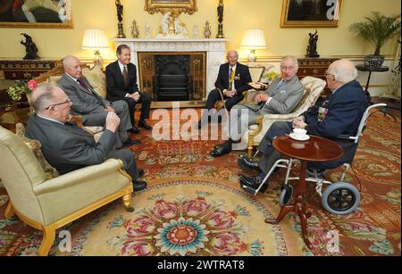 König Karl III. (2. Rechts), zusammen mit dem Meister des Königshaushalts, Vizeadmiral Sir Tony Johnstone-Burt (3. Links) während einer Audienz mit Veterans of the Korean war (von links nach rechts) Alan Guy, Mike Mogridge, Brian Parritt und Ron Yardley im Buckingham Palace, London. Bilddatum: Dienstag, 19. März 2024. Stockfoto