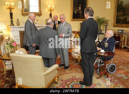 König Karl III. (Mitte), zusammen mit dem Meister des Königshaushalts, Vizeadmiral Sir Tony Johnstone-Burt (2. Rechts) während einer Audienz mit den Veteranen des Koreakrieges (von links nach rechts) Mike Mogridge, Alan Guy, Brian Parritt und Ron Yardley im Buckingham Palace, London. Bilddatum: Dienstag, 19. März 2024. Stockfoto