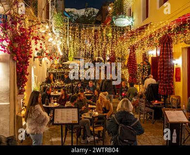 Die Leute treffen sich abends an Tischen beliebter Restaurants, der Mnisikleous Street Treppen, Plaka, Athen, Griechenland Stockfoto