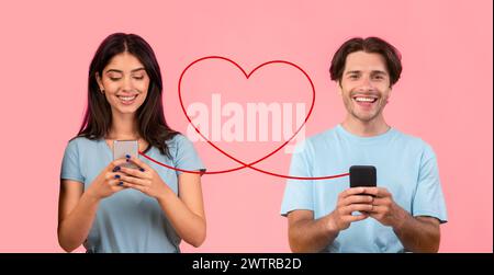 Eine junge Frau in einem hellblauen Oberteil lächelt ihr Handy an, während ein Mann in einem weißen Hemd sein anschaut Stockfoto