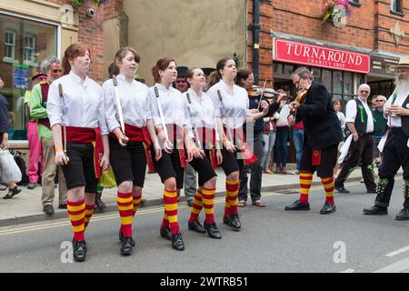 Das Maltby Sword Dance Team tanzt in der Straße beim Southwell Folk Festival Stockfoto