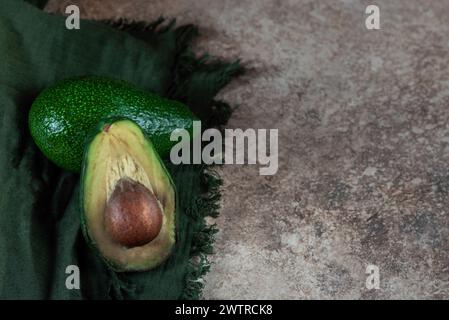 Organische grüne Avocados auf hölzernem Hintergrund, Nahaufnahme, Makrofotografie Stockfoto