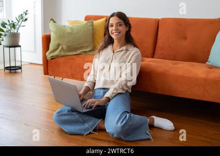 Online-Shopping. Lächelnde Junge Frau, Die Internet-Einkäufe Mit Laptop Zu Hause Macht Stockfoto
