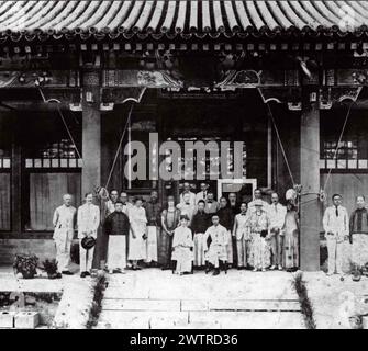 Puyi, Johnston und Wanrong im Sommerpalast Stockfoto