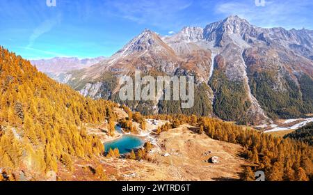 LAC Bleu in Arolla, Schweiz, am Fuße des Val d'Hérens. Stockfoto