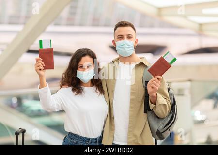 Junge Europäische Paare Mit Medizinischen Masken Auf Dem Flughafen Mit Pässen Und Tickets Stockfoto