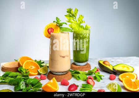 Auswahl an tropischen Getränken und frischem Obst Stockfoto