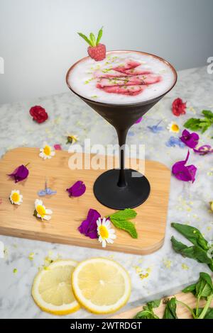 Schickes Getränk mit Zitronenscheiben auf dem Schneidebrett Stockfoto